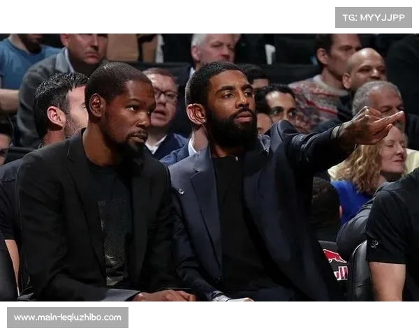 篮网社媒晒出成龙卡特贝克汉姆场边合影三位GOAT齐聚篮球场